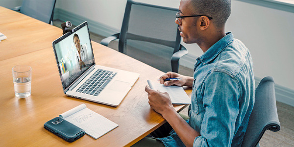 Webcam professionnelle VS webcam intégrée ? Le duel !